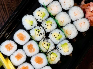 Sushi sety: 24-36 rolek s lososem, avokádem i krabem vč. wasabi a zázvoru