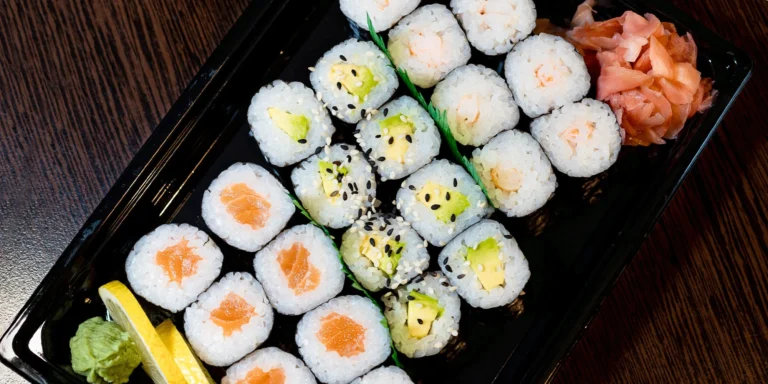 Sushi sety: 24-36 rolek s lososem, avokádem i krabem vč. wasabi a zázvoru