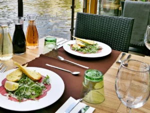 Karafa vína a carpaccio pro 2 s výhledem na Karlův most