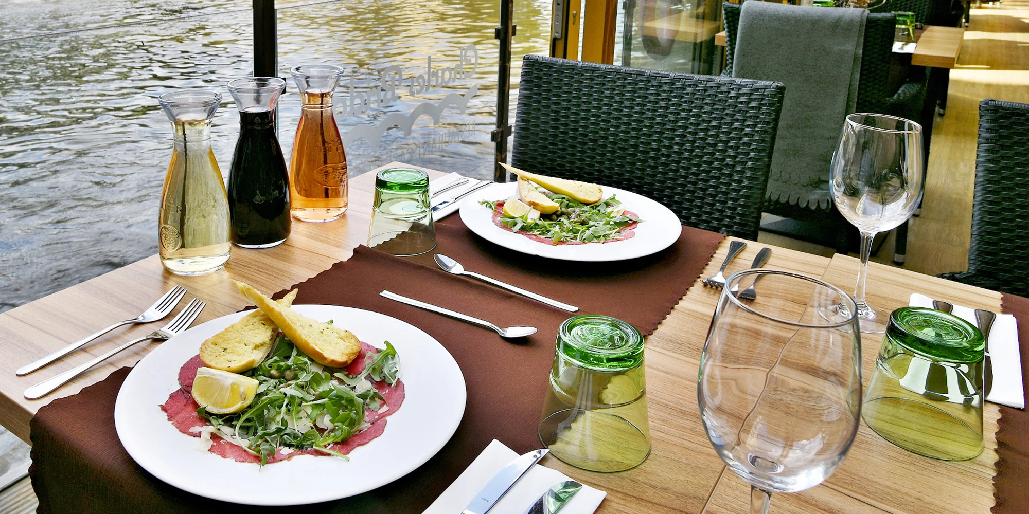 Karafa vína a carpaccio pro 2 s výhledem na Karlův most