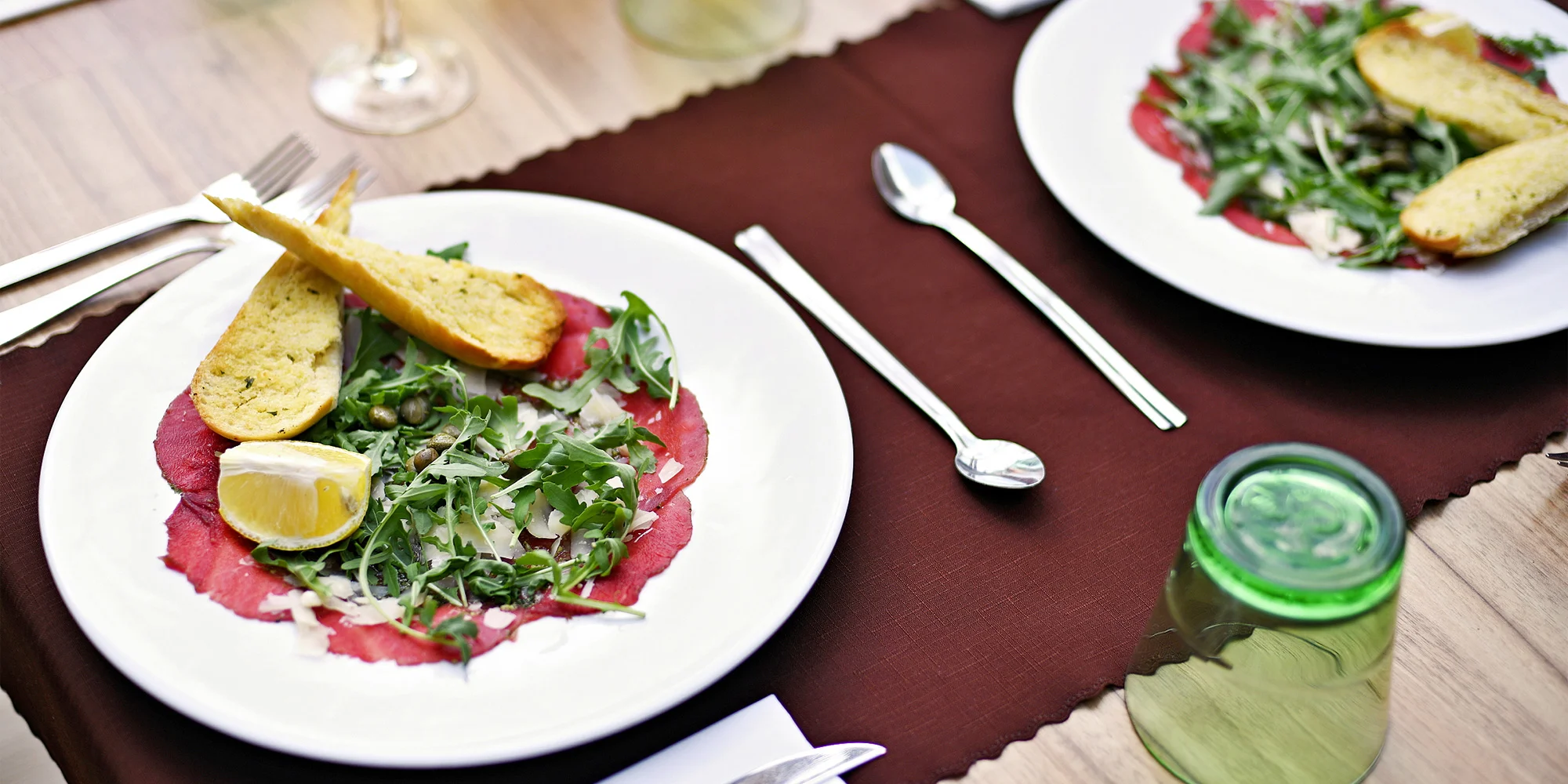 Karafa vína a carpaccio pro 2 s výhledem na Karlův most - Obrázek 2