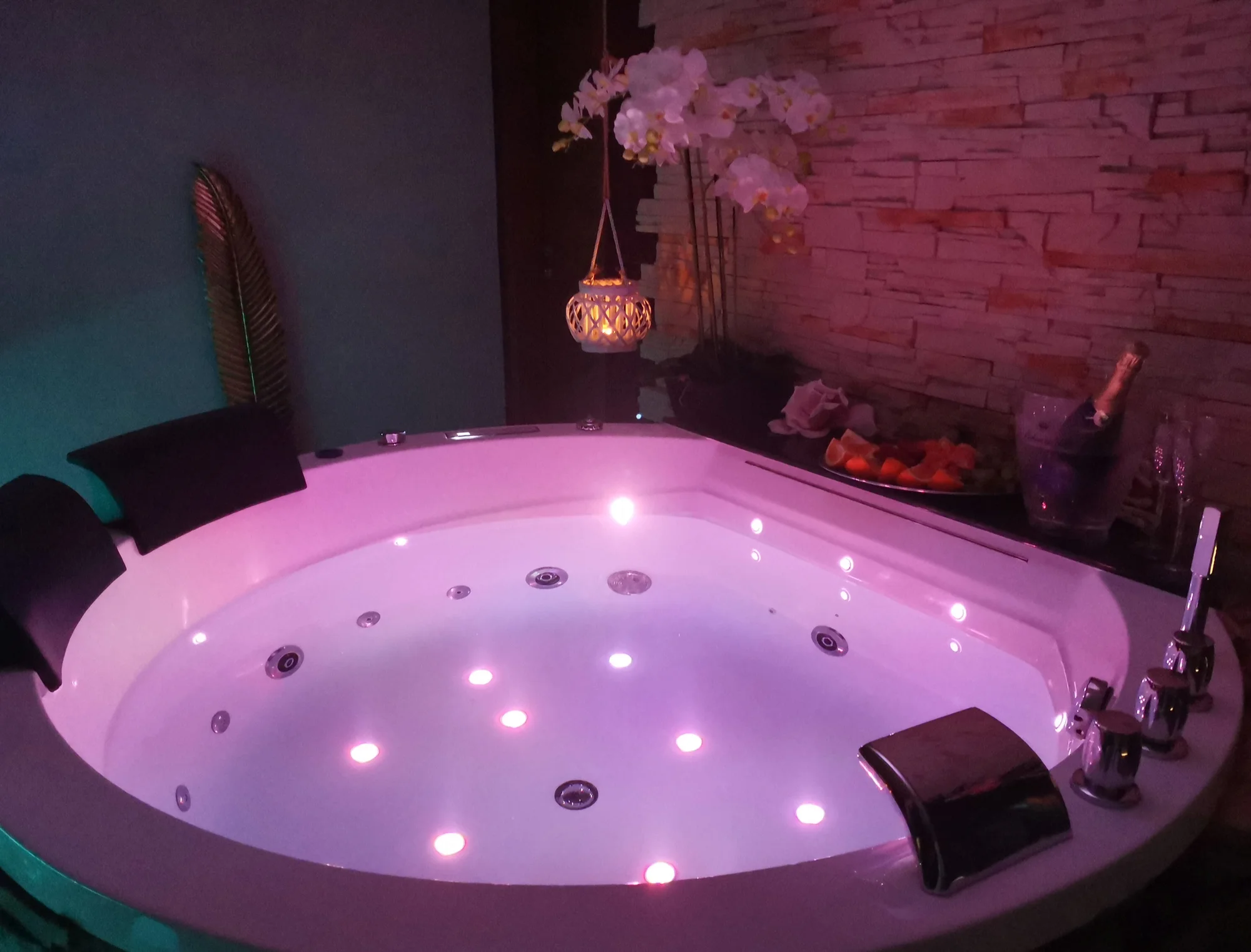 Relaxace v privátním wellness: vířivka, infrasauna, projektor i sekt - Obrázek 5