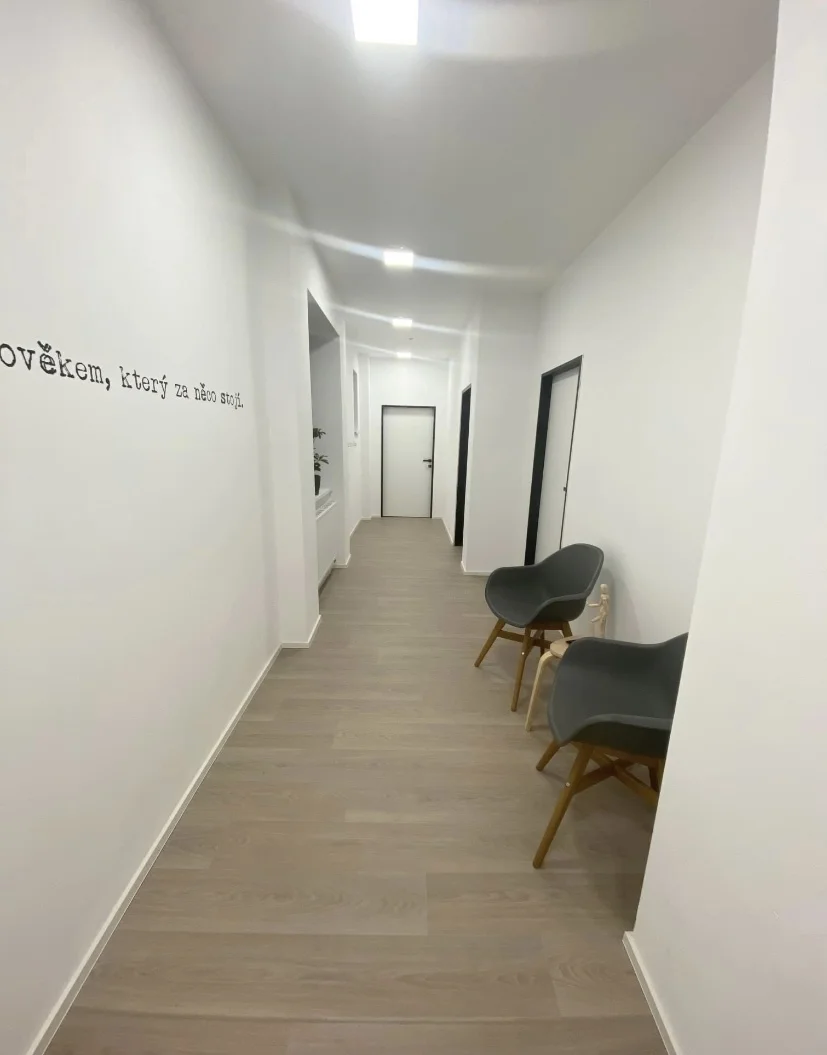 Nechte se hýčkat: 80min. masáž technikou Raindrop s 9 terapeutickými esenciálními oleji - Obrázek 5