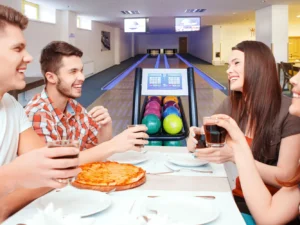 Hodina bowlingu, pizzy a nápoje podle výběru pro 2, 4 nebo 6 osob