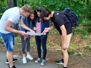 Venkovní šifrovací hra Františkovo tajemství pro rodinu i partu přátel
