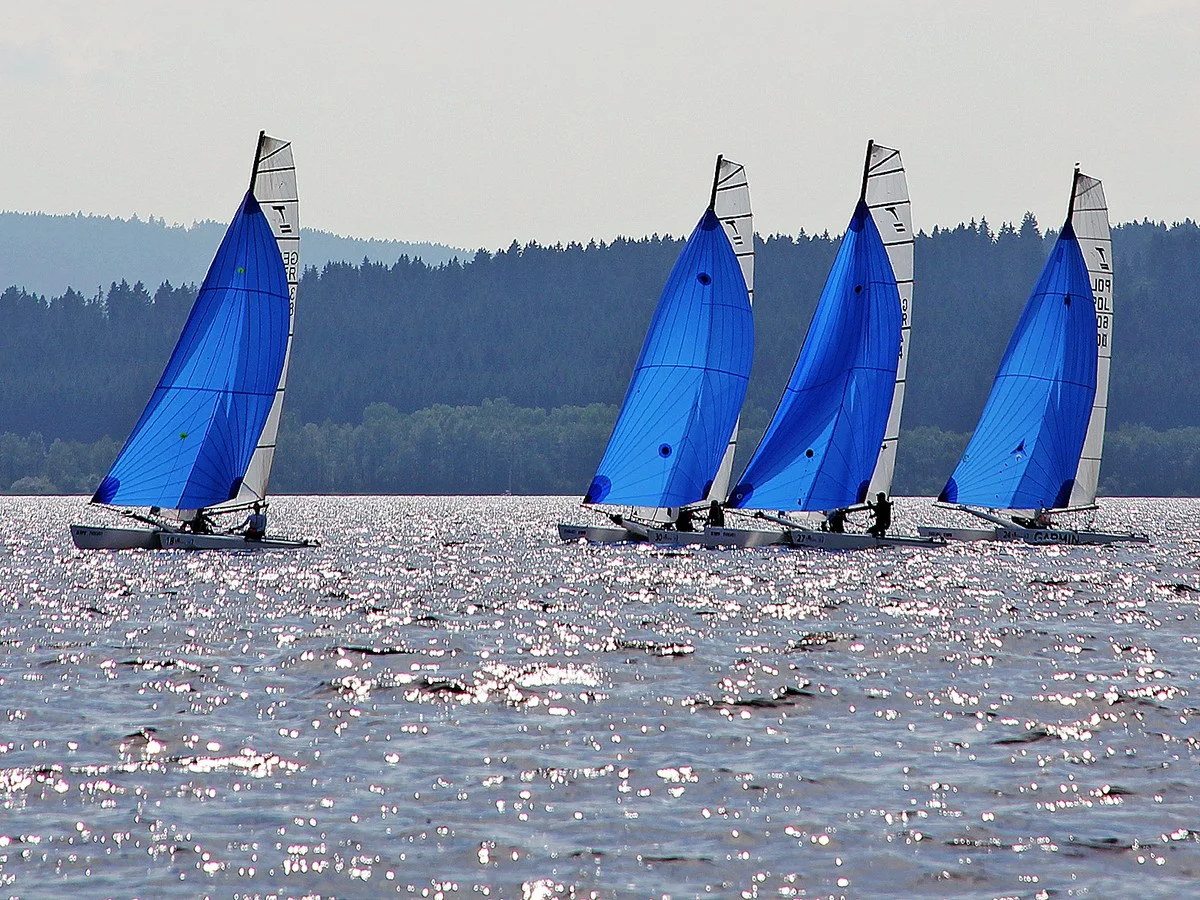Jachting na Lipně pro 1 či 2 osoby: 2hodinová plavba na katamaránu se základním výcvikem - Obrázek 3