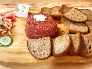 Nálož masa: 300 či 500 g tataráku ze zadního hovězího s topinkami