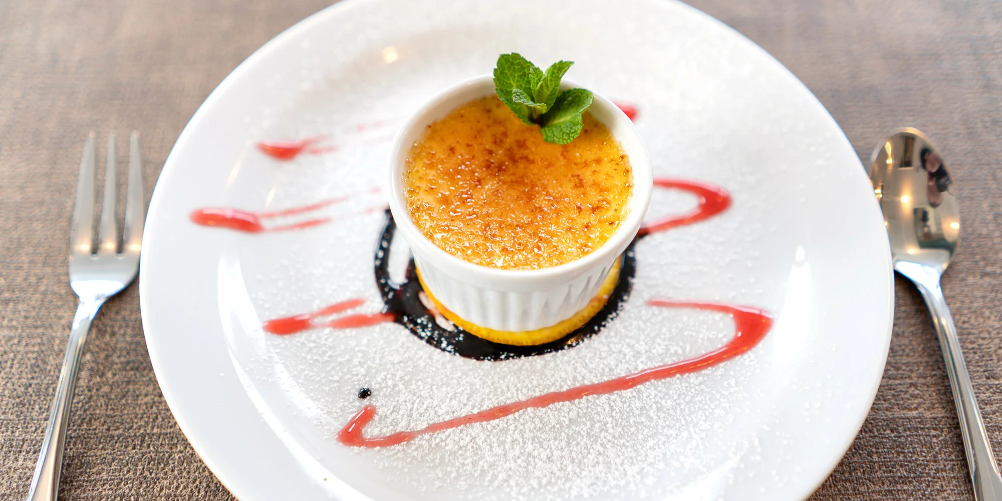 Tři chody v restauraci s výhledem na řeku: domácí paštika, špíz a crème brûlée pro dva - Obrázek 2