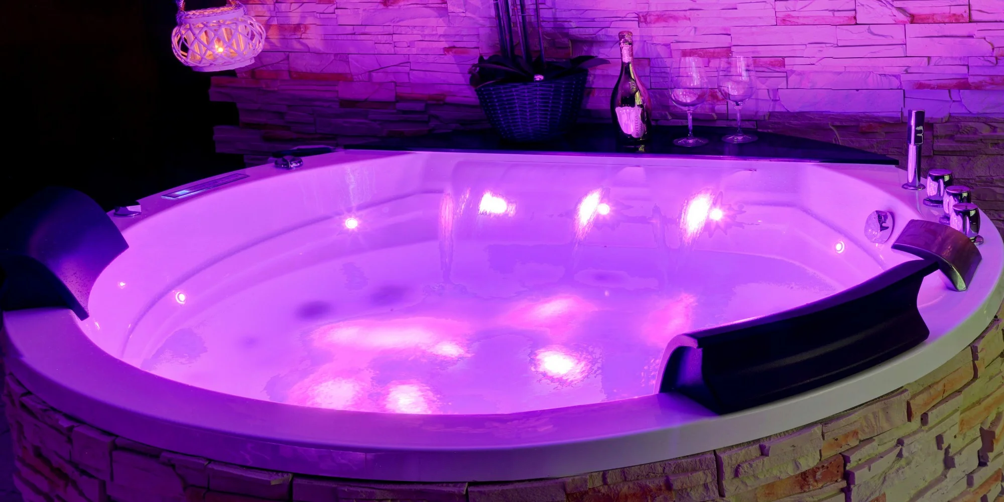 Relaxace v privátním wellness: vířivka, infrasauna, projektor i sekt - Obrázek 3