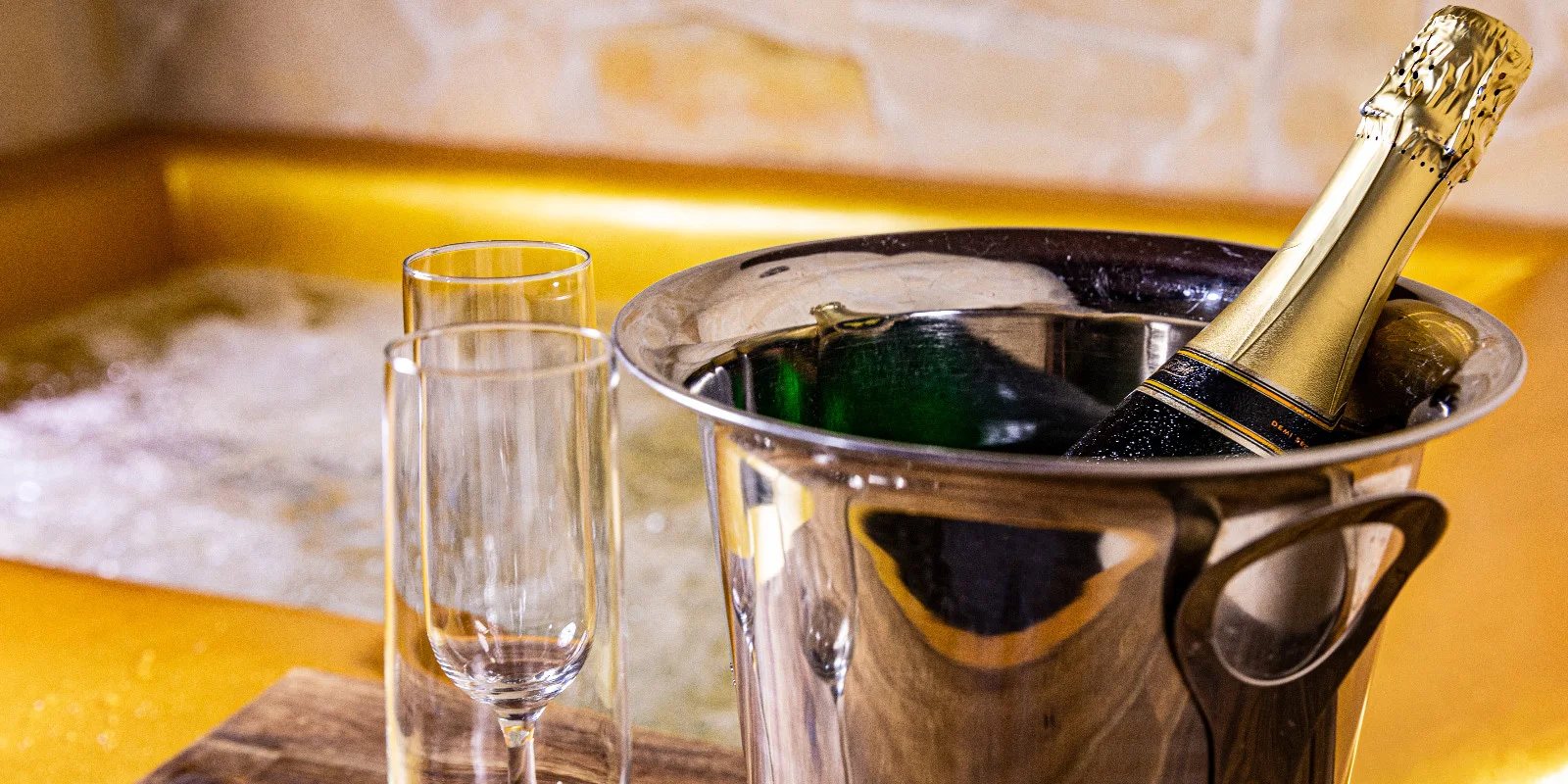 Romantika v privátním wellness: 2 hodiny ve vířivce i sauně, sekt či víno a ovocná mísa - Obrázek 2