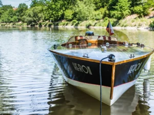 Pronájem dřevěného motorového člunu na 60 minut: až pro 4 osoby, palivo a nealko šampaňské