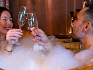 Luxusní vinná lázeň ve vířivé dubové vaně, občerstvení a masáž