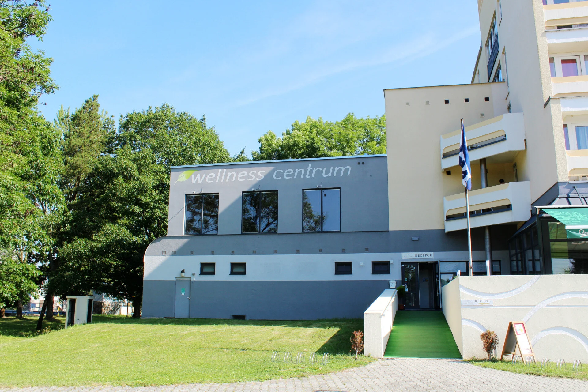 Hodina relaxu při svíčkách ve všední dny: privátní vířivka pro pár nebo až 6 přátel - Obrázek 3