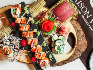 Vyladěné sushi sety s lososem, úhořem, krevetami, tempurou i plátky ryb sashimi