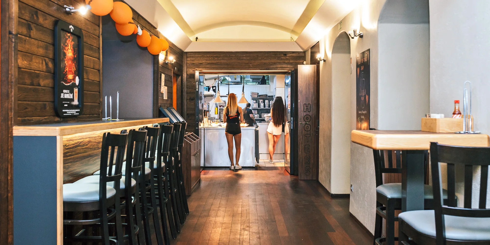 Legendární Hooters: 50 ks kuřecích křídel v omáčkách podle výběru a 2x spirálové hranolky - Obrázek 4