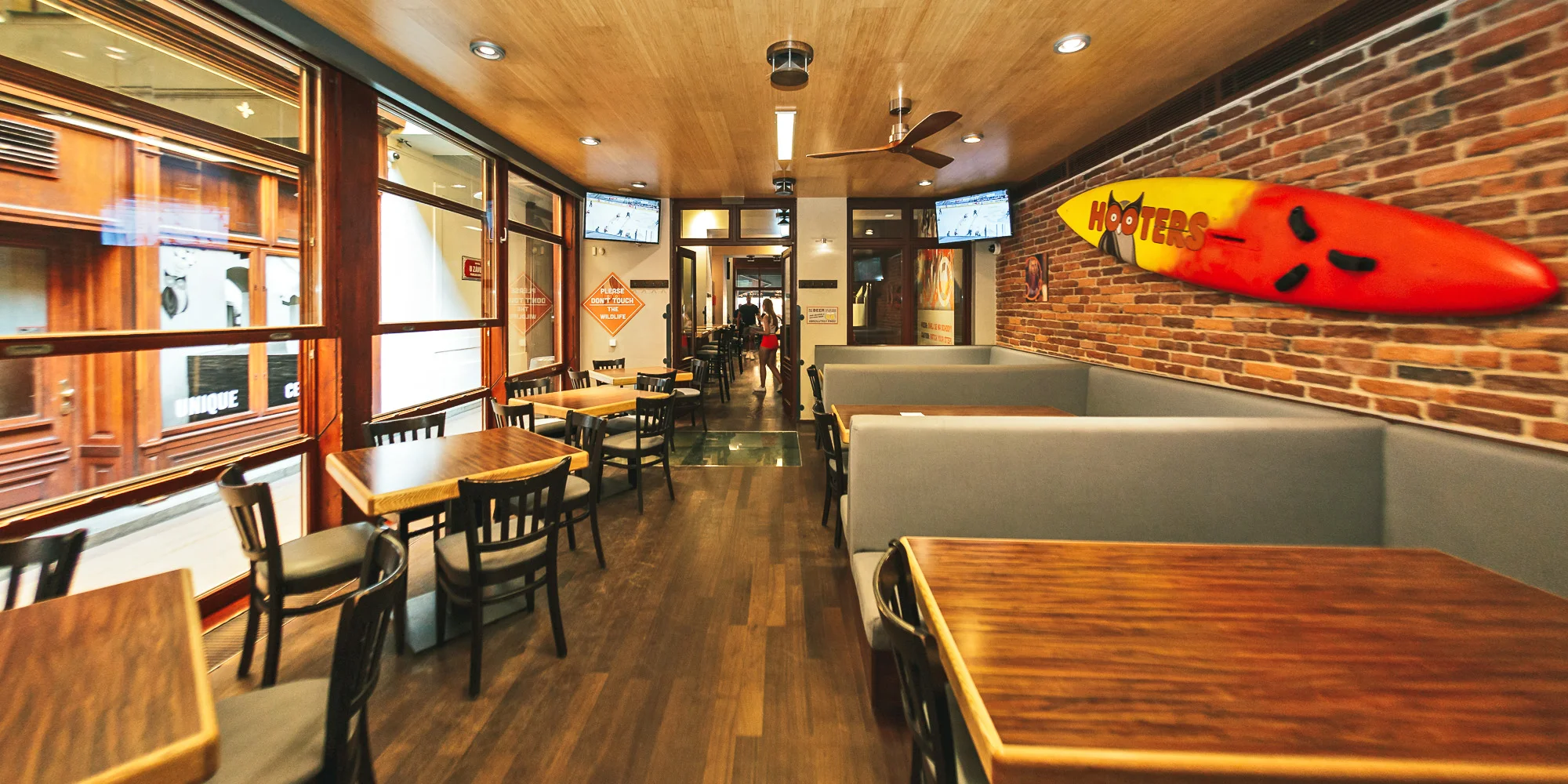 Legendární Hooters: 50 ks kuřecích křídel v omáčkách podle výběru a 2x spirálové hranolky - Obrázek 2