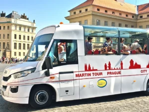Okružní jízda Prahou: 1 hodina v otevřeném autobuse a hodinová projížďka lodí pro děti i dospělé