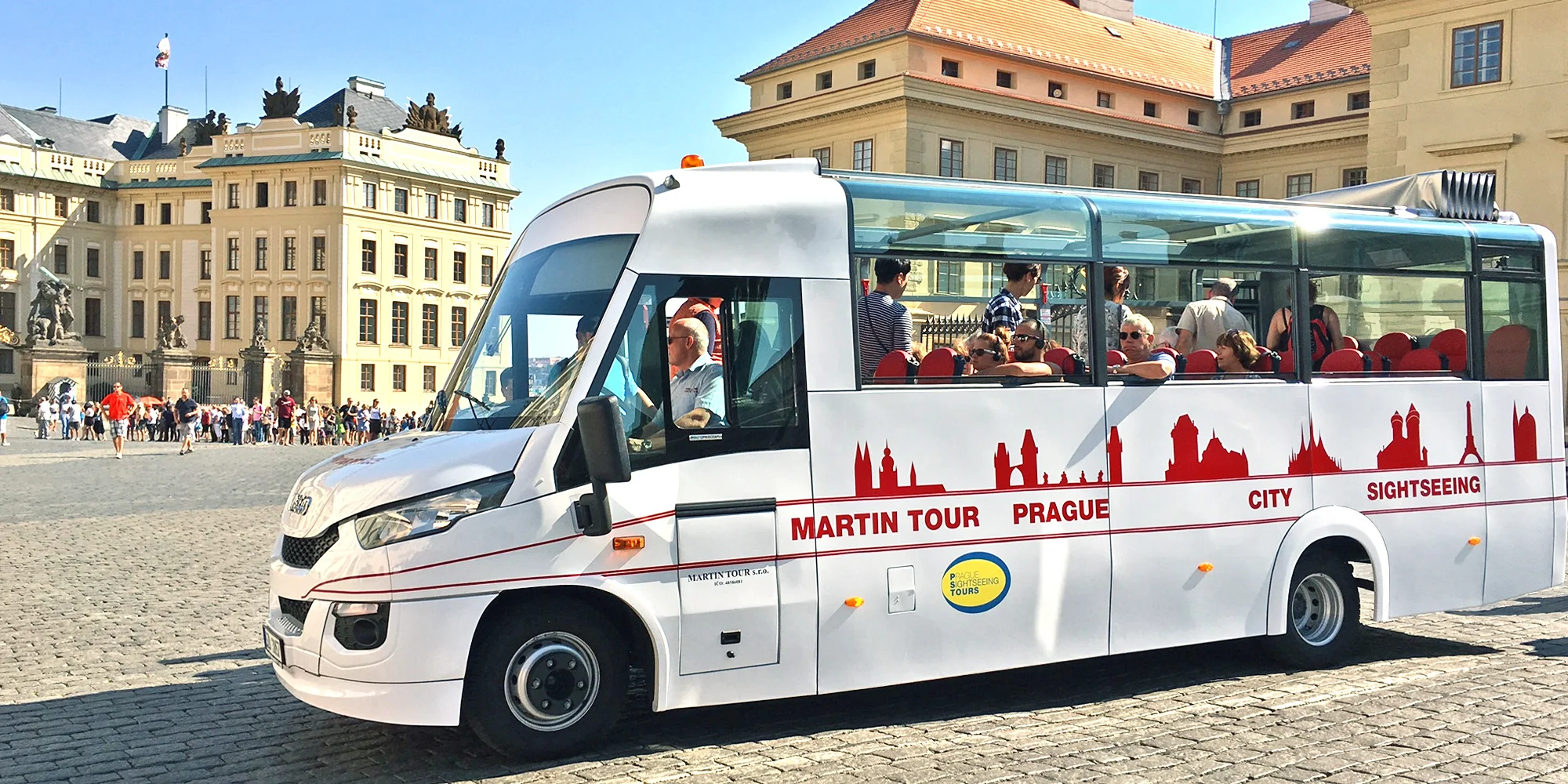 Okružní jízda Prahou: 1 hodina v otevřeném autobuse a hodinová projížďka lodí pro děti i dospělé