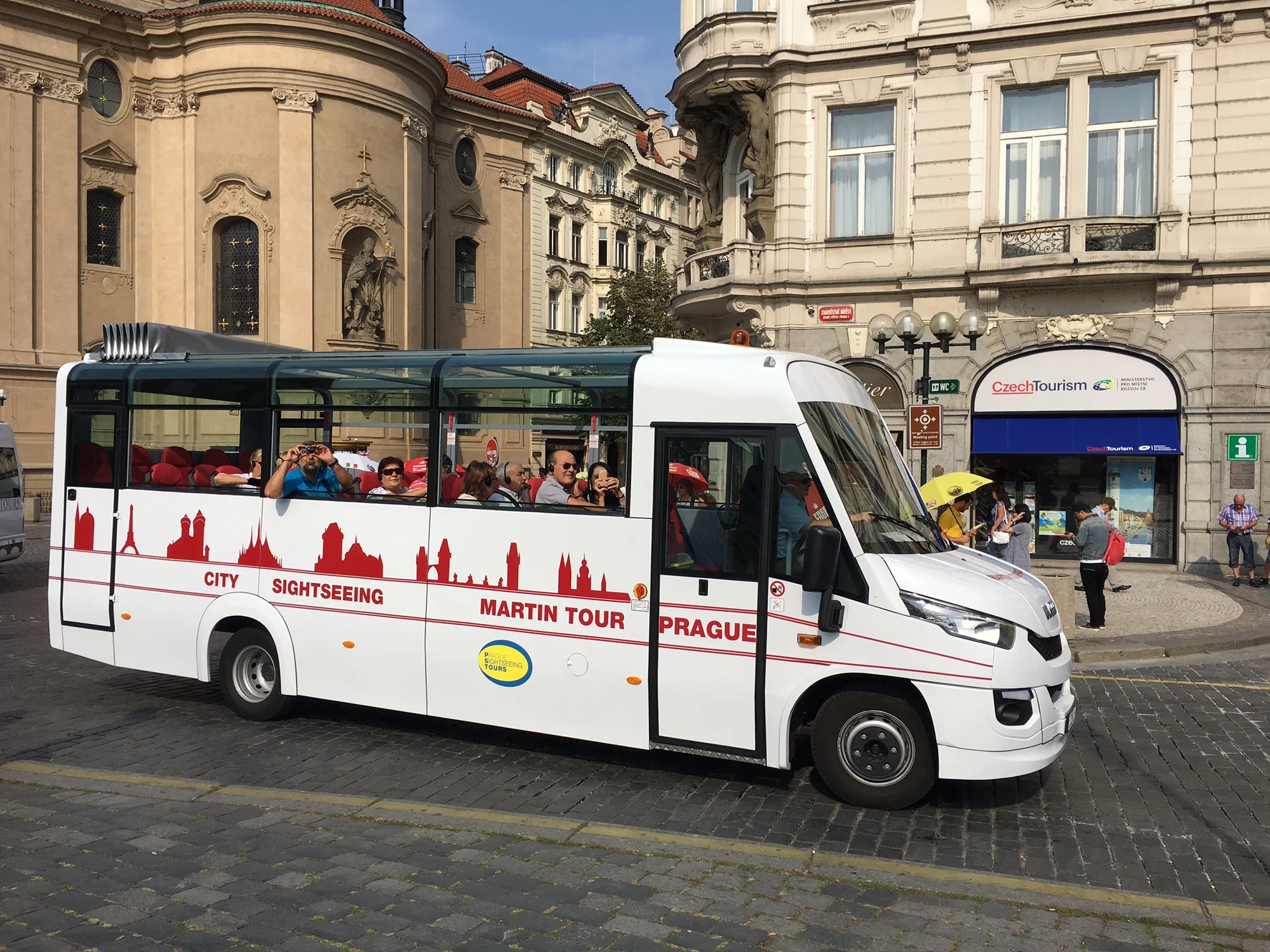 Okružní jízda Prahou: 1 hodina v otevřeném autobuse a hodinová projížďka lodí pro děti i dospělé - Obrázek 5