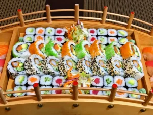 Sety s 24–72 ks sushi i miso polévkami, wakame saláty nebo minizávitky