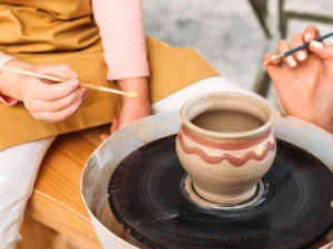 Modelování výrobku z keramiky i workshop tvorby na hrnčířském kruhu