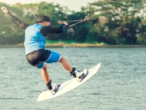 Jízda po vodní hladině: wakeboarding na 15–60 minut vč. vybavení, případně také instruktora, 1 až 4 osoby
