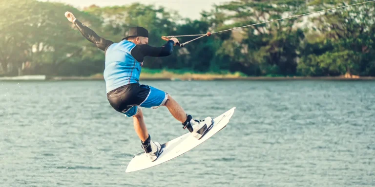 Jízda po vodní hladině: wakeboarding na 15–60 minut vč. vybavení, případně také instruktora, 1 až 4 osoby
