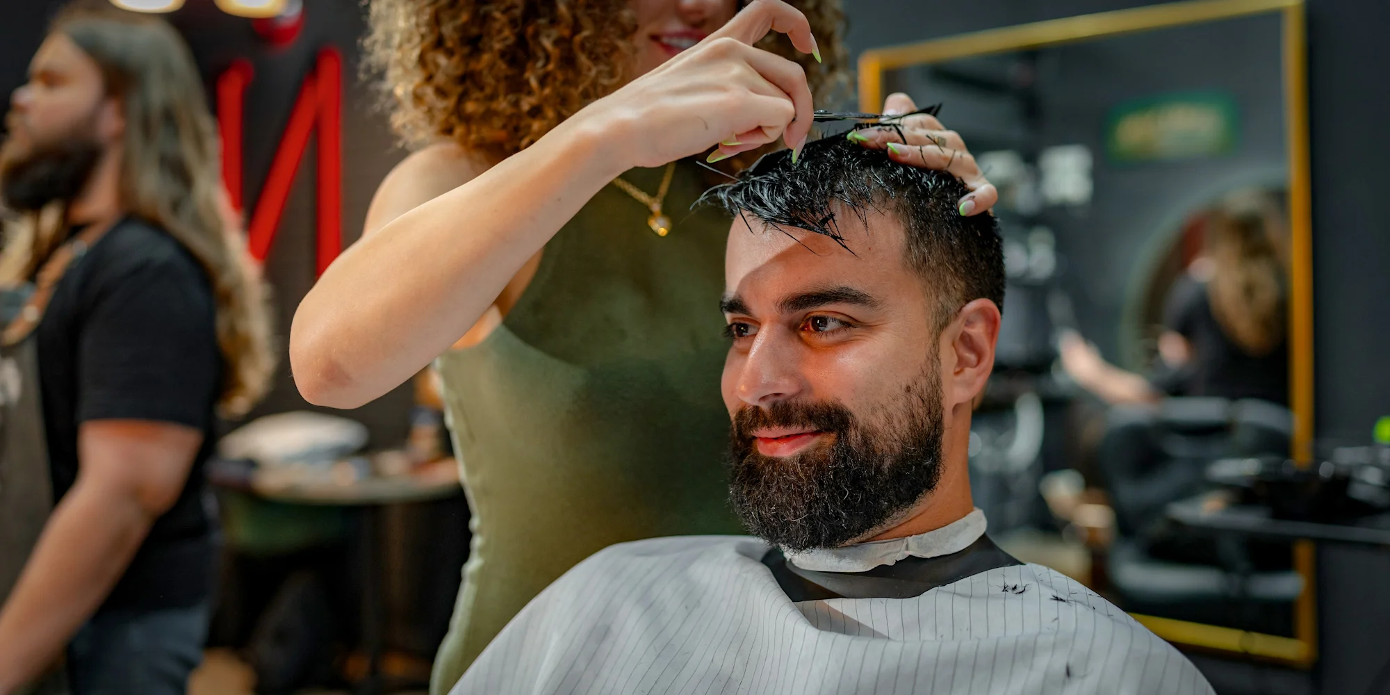 Vlasy jako ze žurnálu: střih, styling, úprava vousů i ondulace na Andělu