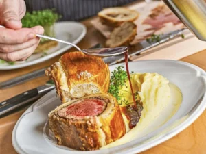 Rozmazlete své chuťové buňky: hovězí Wellington pro 2–⁠⁠⁠⁠⁠⁠3 osoby s lanýžovou bramborovou kaší