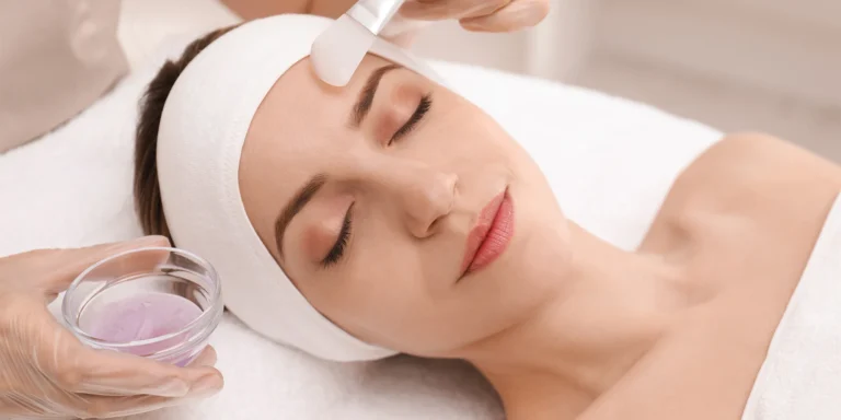 Kosmetické ošetření: peeling, maska i úprava obočí a masáž, 70 minut