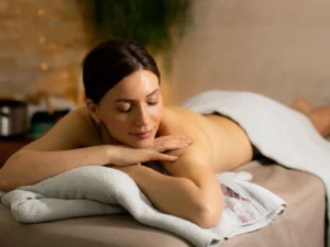 60 min. masáže dle výběru a 30 min. wellness v Sauna Central