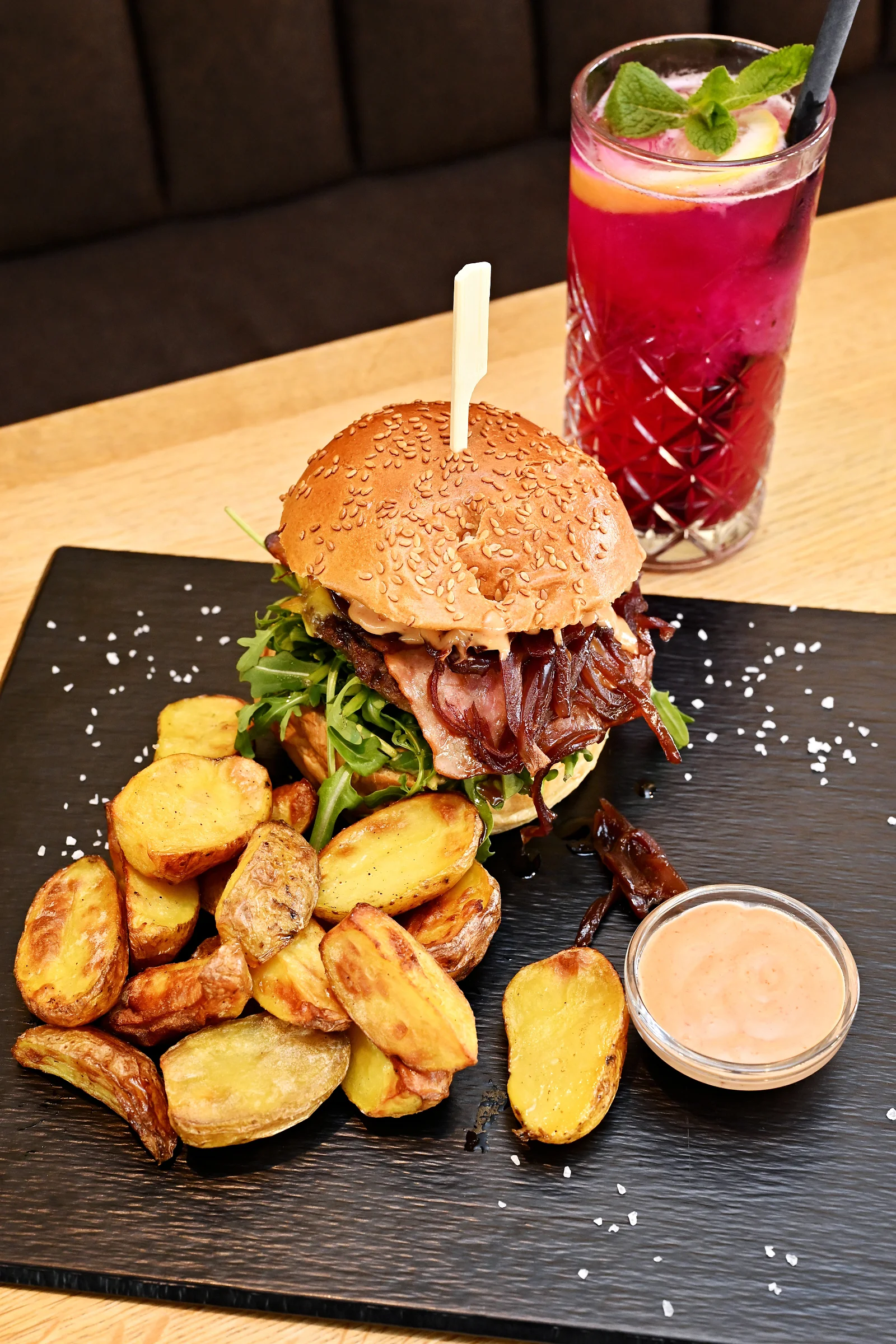 Hovězí burger a domácí limonáda v branické kavárně pro 1 či 2 osoby - Obrázek 5