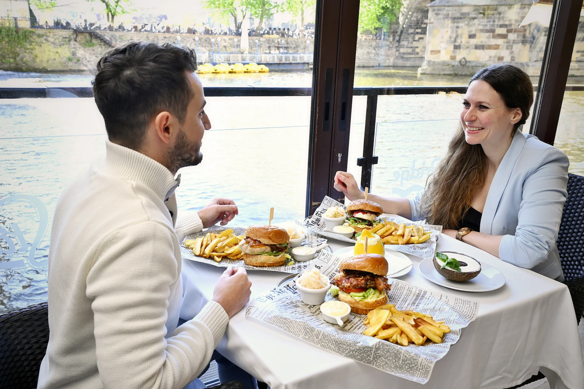 Posezení u Karlova mostu: burger podle výběru, hranolky, salát a sorbet - Obrázek 4