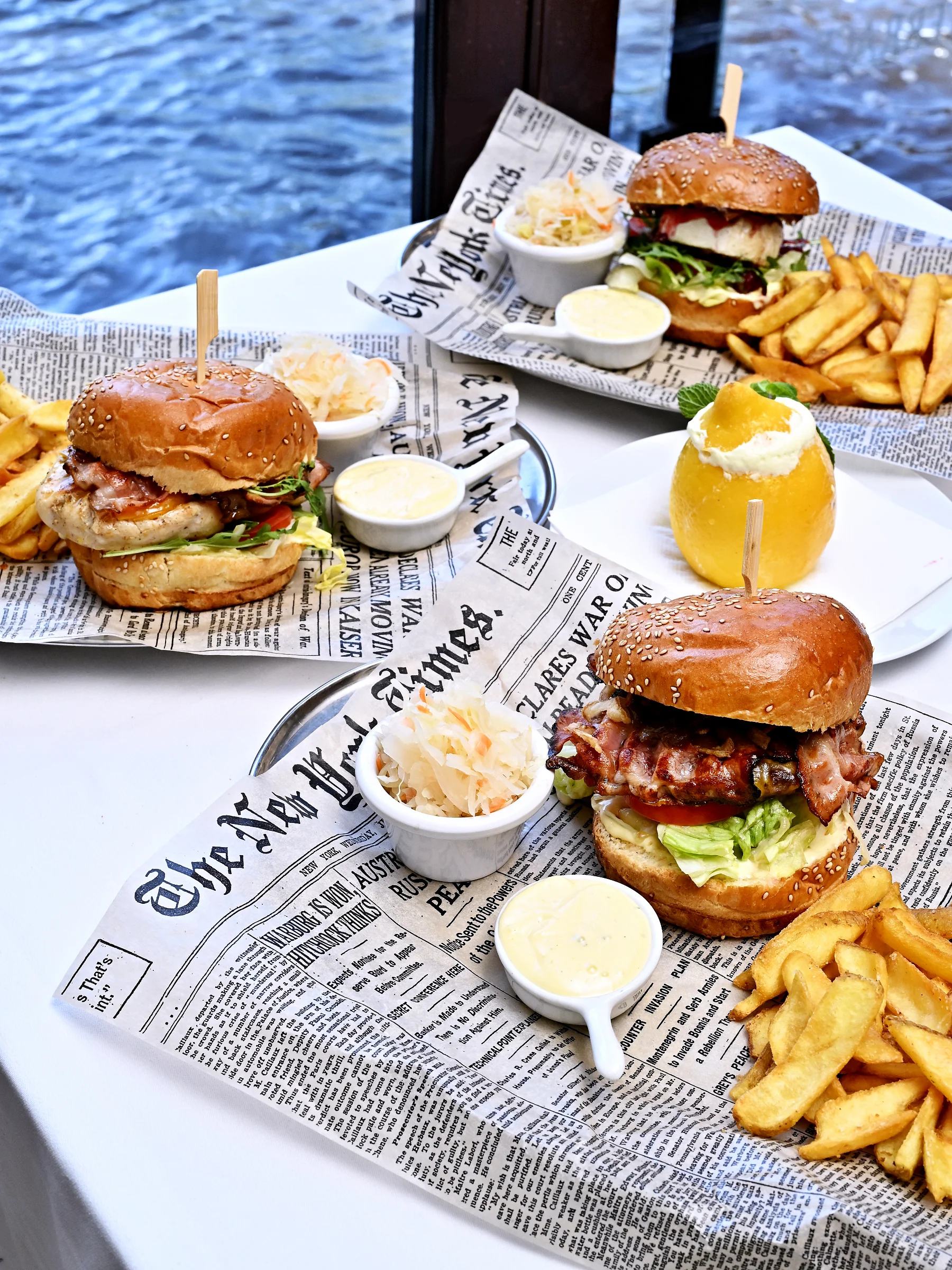 Posezení u Karlova mostu: burger podle výběru, hranolky, salát a sorbet - Obrázek 5