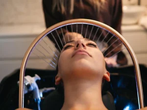 Dokonalé uvolnění při head spa: čištění pokožky, masáž, výživa vlasů i ASMR rituál