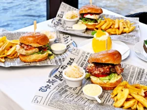 Posezení u Karlova mostu: burger podle výběru, hranolky, salát a sorbet