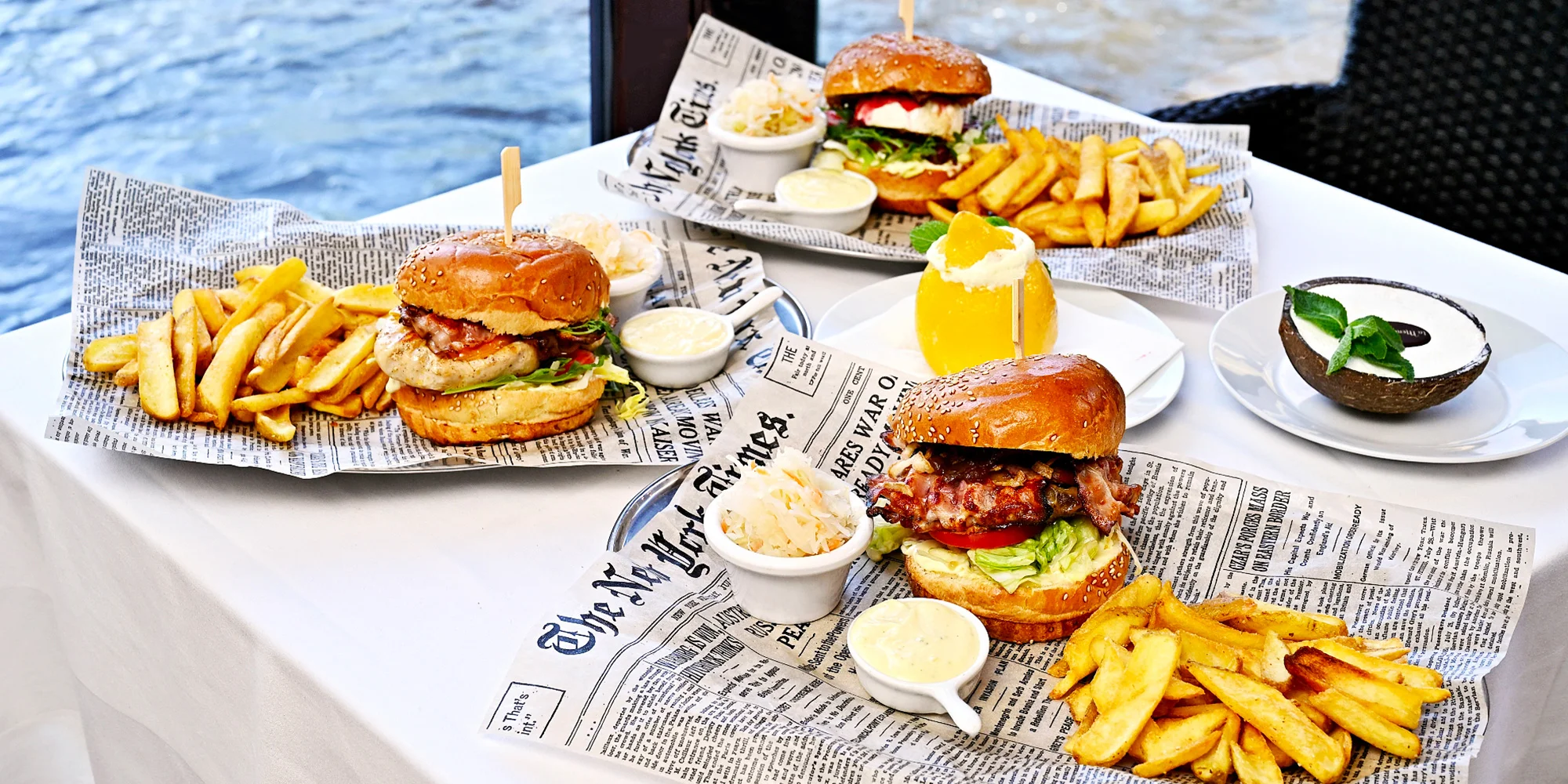 Posezení u Karlova mostu: burger podle výběru, hranolky, salát a sorbet