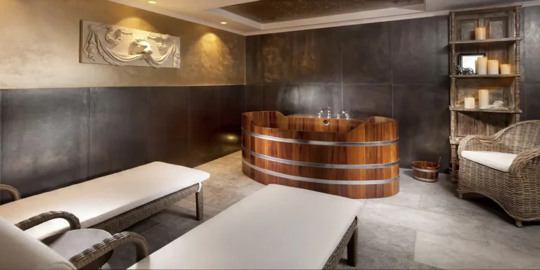 Wellness či relaxační rituál: sauna, vířivka, masáž, ošetření pleti i lahev sektu