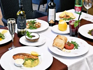 Čtyřchodové menu s výhledem na Karlův most pro dva: tataráček, rib eye nebo losos, sorbet a víno