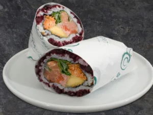 Sushi burrito s nápojem nebo pestrý set 34 kusů maki, saké a mini cheesecake pro 2 osoby