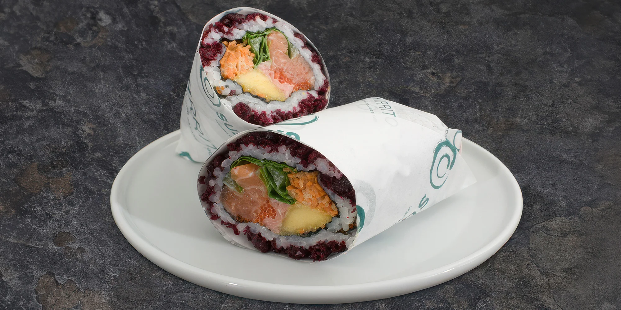Sushi burrito s nápojem nebo pestrý set 34 kusů maki, saké a mini cheesecake pro 2 osoby