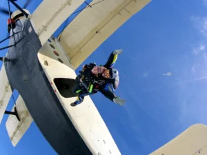 Tandemový seskok pro 1 osobu z výšky 3000 m, videozáznam v ceně