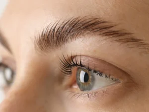Výrazný pohled bez práce: lash lifting a laminace obočí v brněnském salonu