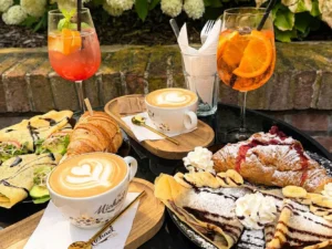 Hradecká kavárna: bohatý brunch pro dva nebo kafe či ledový čaj s sebou