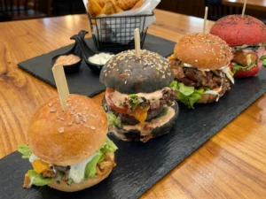 Set 4 mini burgerů s hovězím, vepřovým i kuřecím, hranolky, cibulové kroužky a dip