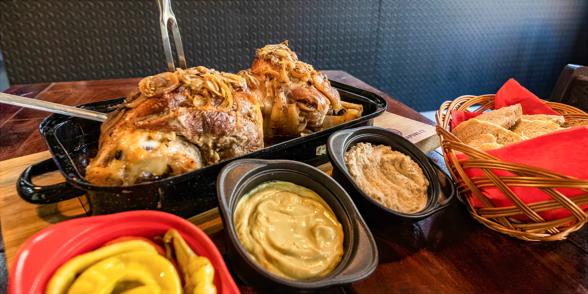 Pečené koleno s chlebem a zelím v brněnské hasičské restauraci - Obrázek 5