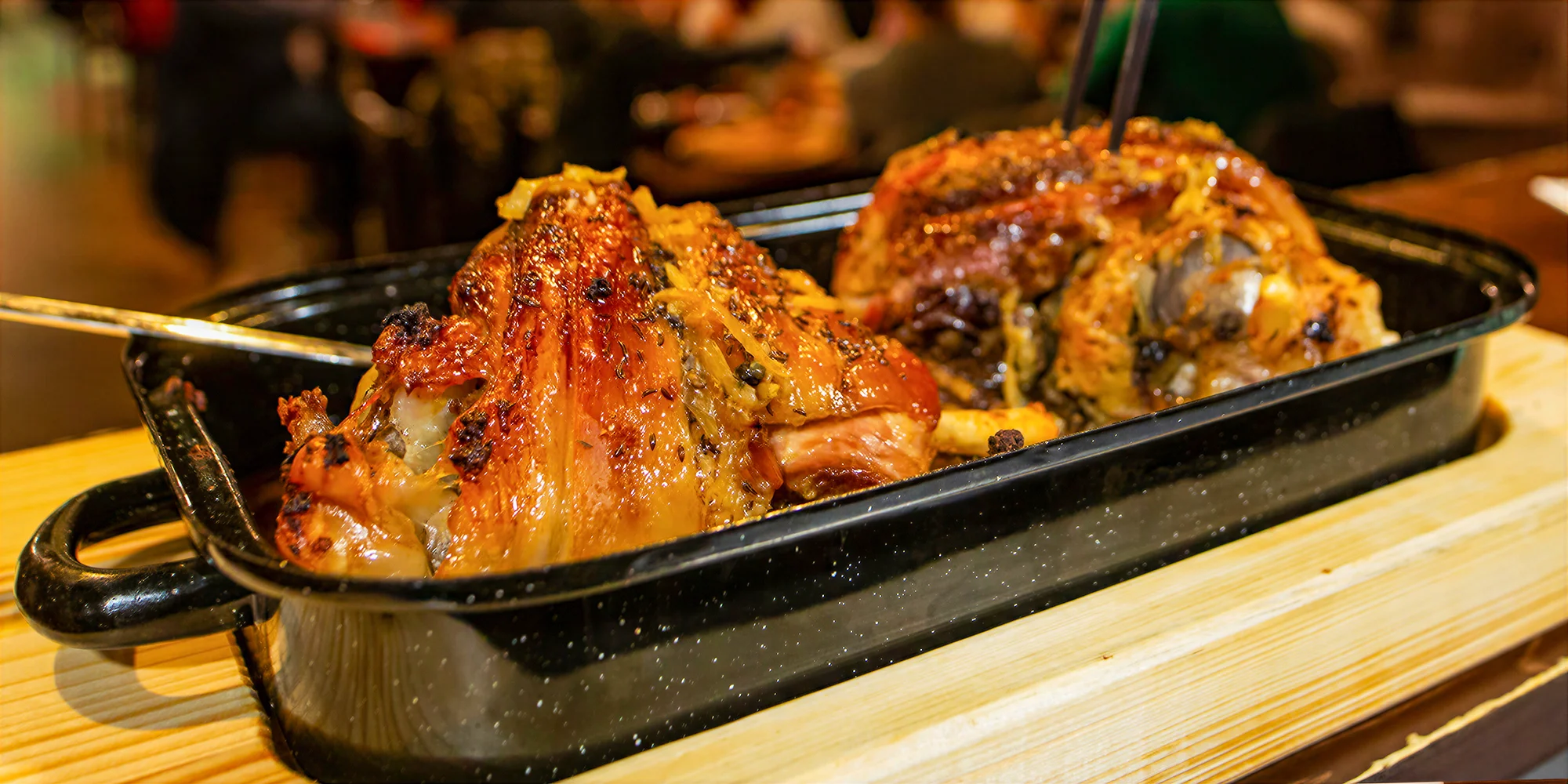 Pečené koleno s chlebem a zelím v brněnské hasičské restauraci - Obrázek 2