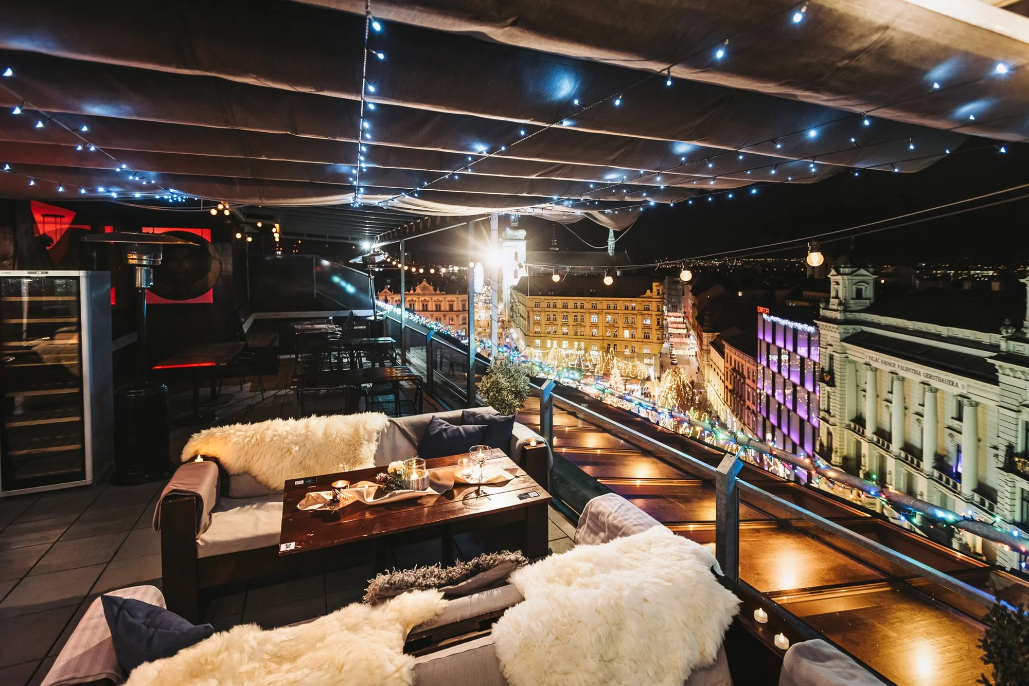Na drink i vodní dýmku do brněnského lounge baru se střešní terasou - Obrázek 3