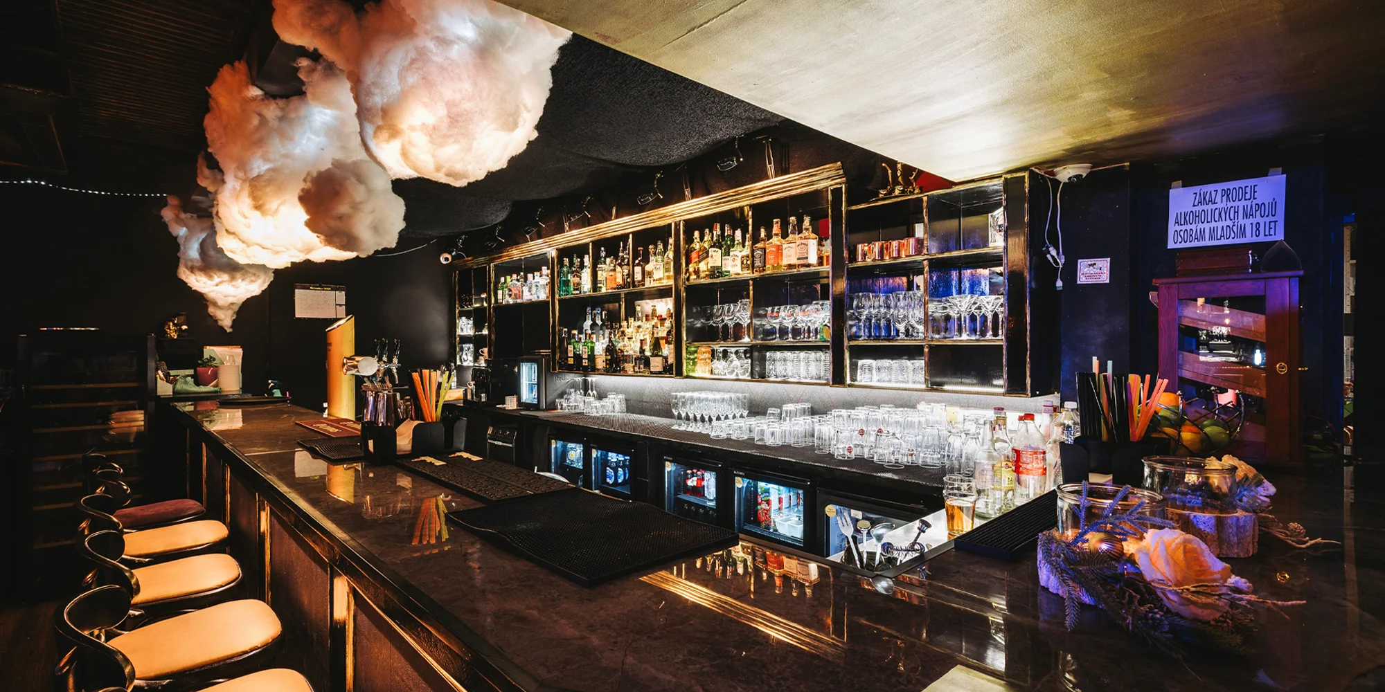 Na drink i vodní dýmku do brněnského lounge baru se střešní terasou