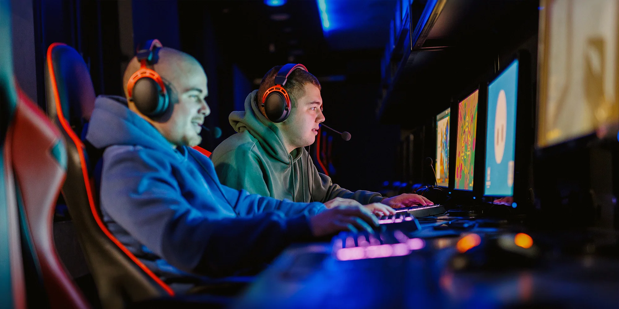 Vyrazte za zábavou do gaming arény: PlayStation 5, závodní simulátory i neomezené hraní na počítači